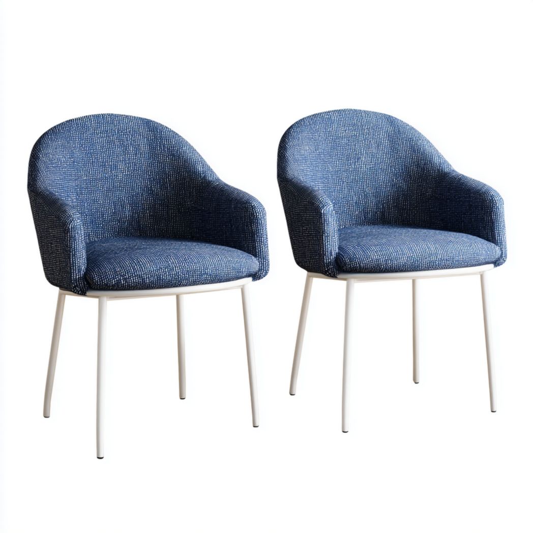 Deux chaises de salle à manger en tissu bleu avec pieds en métal blanc