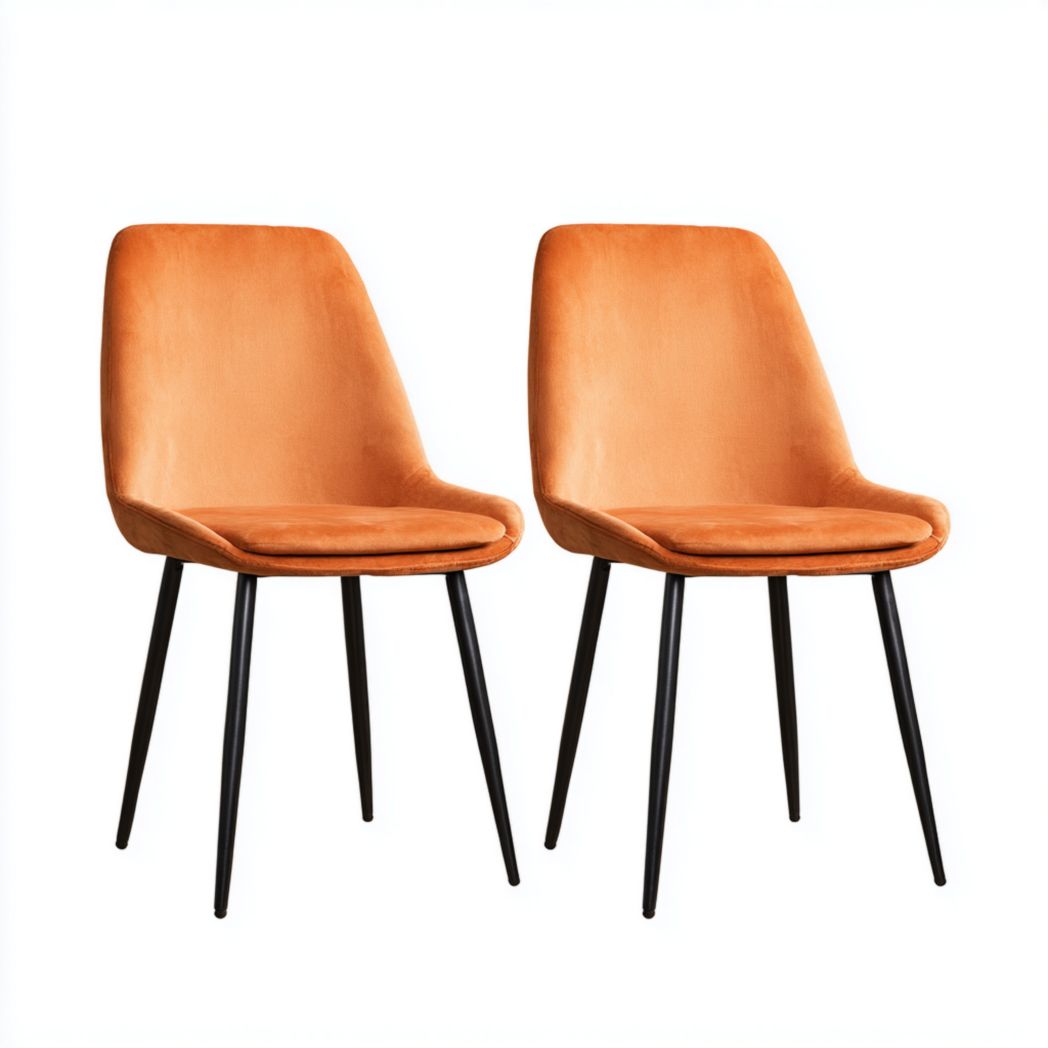 Deux chaises de salle à manger en velours orange avec pieds en métal noir