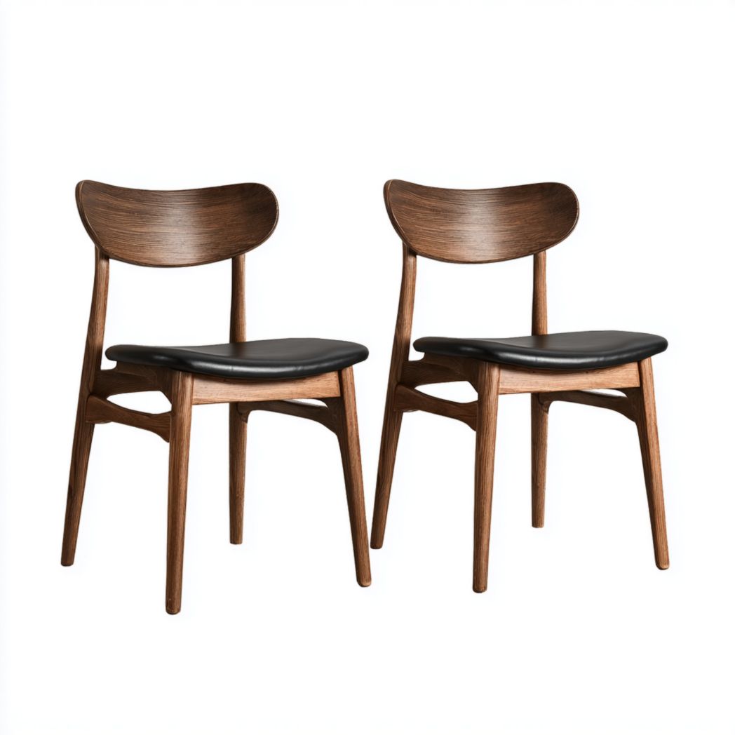 Deux chaises de salle à manger en cuir noir avec cadres en bois massif marron clair