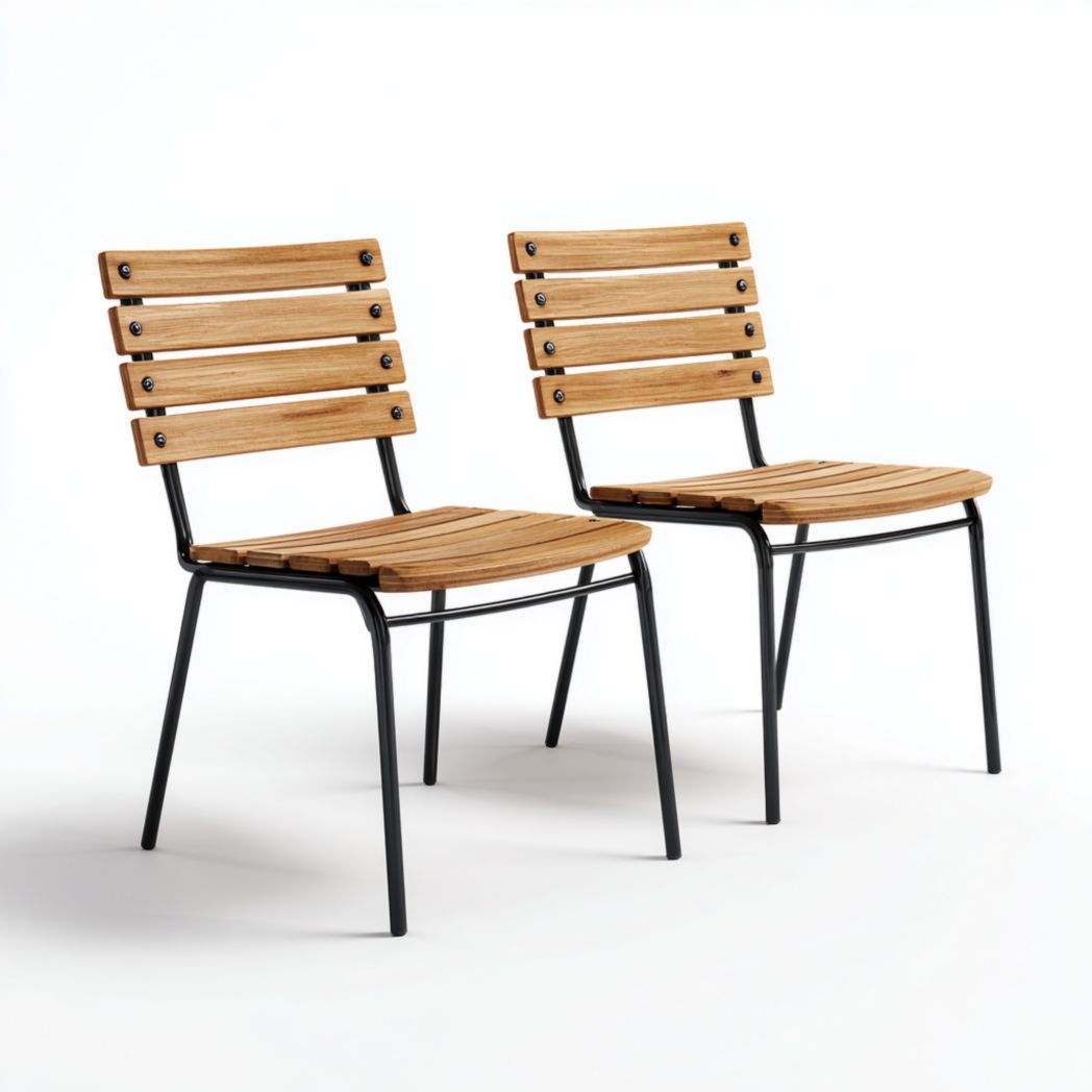 Deux chaises de jardin à lattes en bois marron clair avec cadres en métal noir