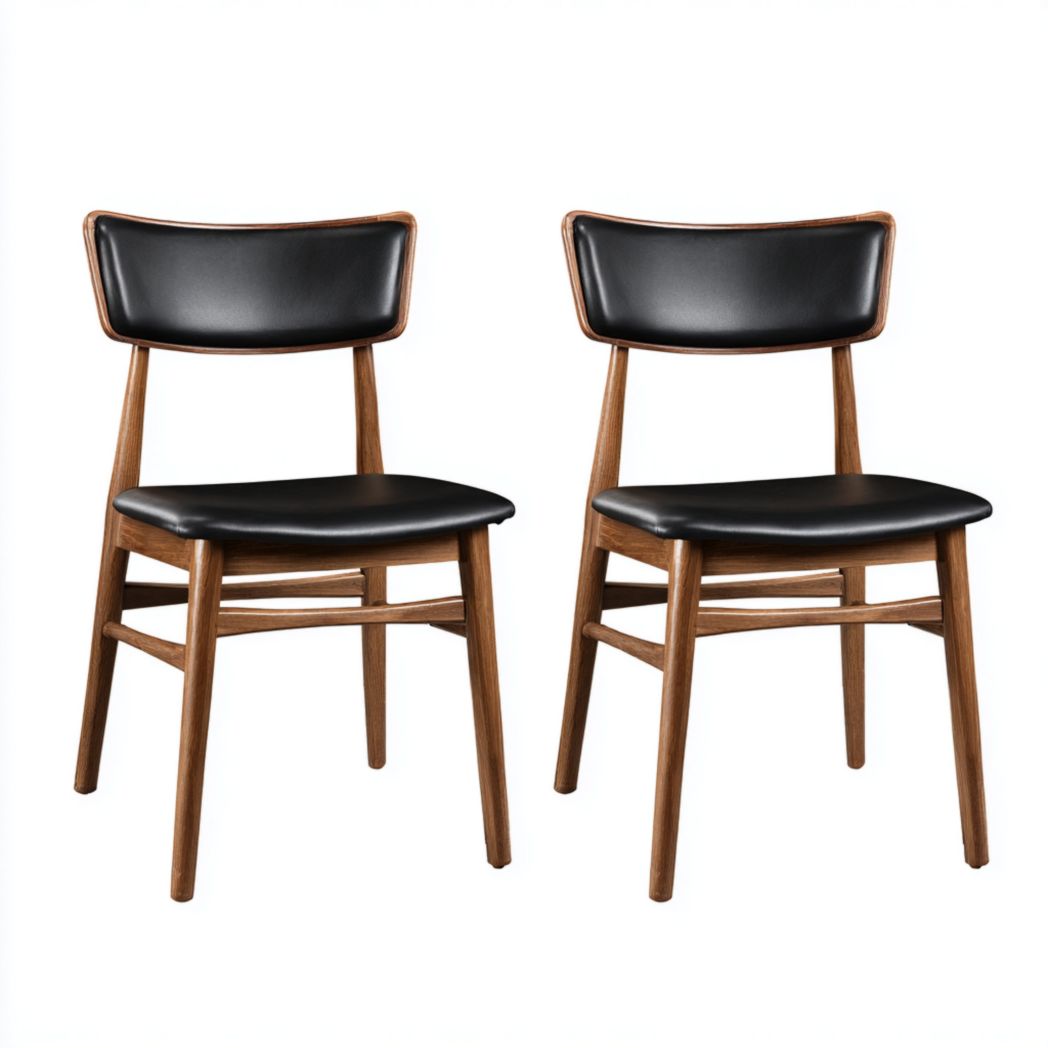 Deux chaises de salle à manger en cuir noir avec cadres en bois marron foncé