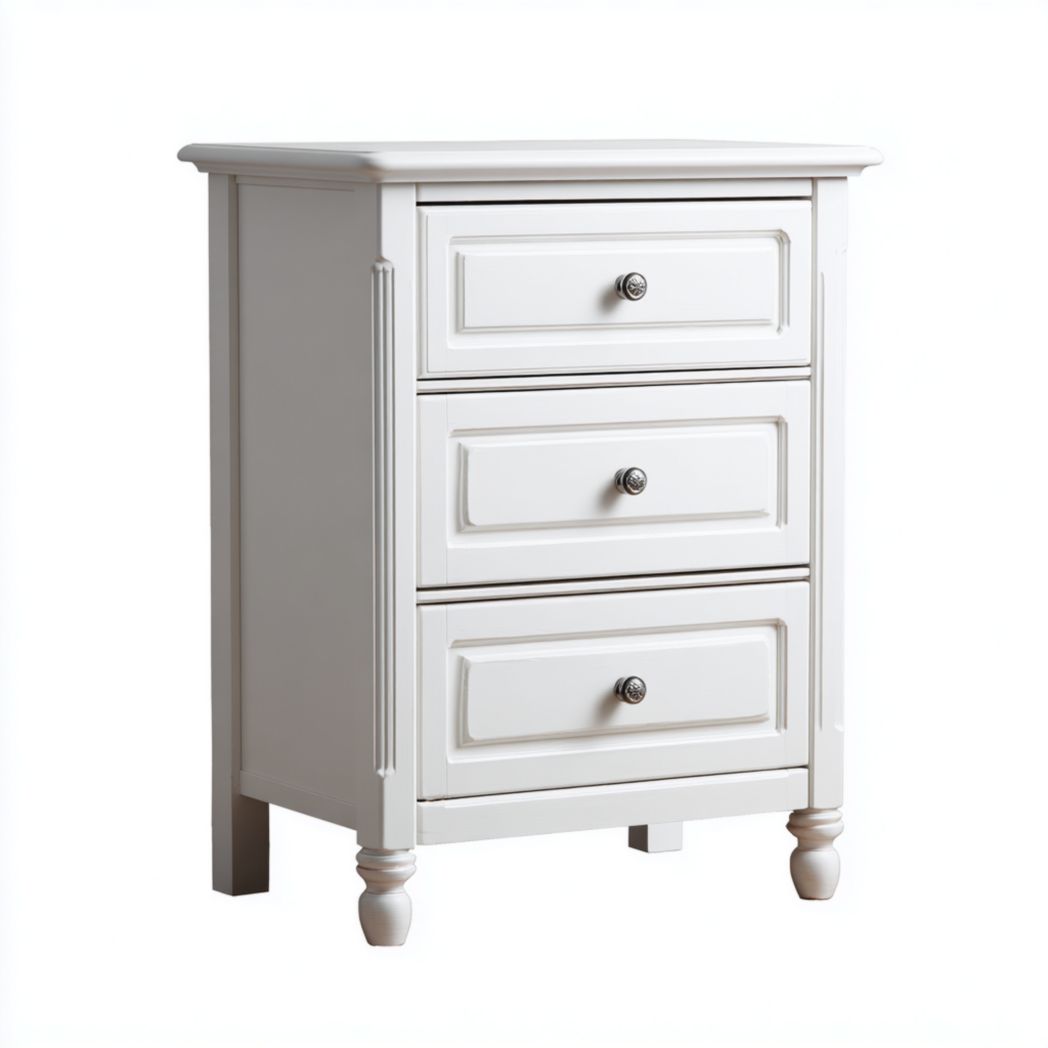 Table de chevet en bois blanc avec trois tiroirs et poignées rondes argentées