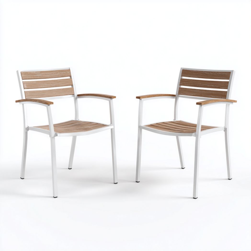 Ensemble de deux chaises de jardin avec accoudoirs en métal blanc et lattes en bois marron