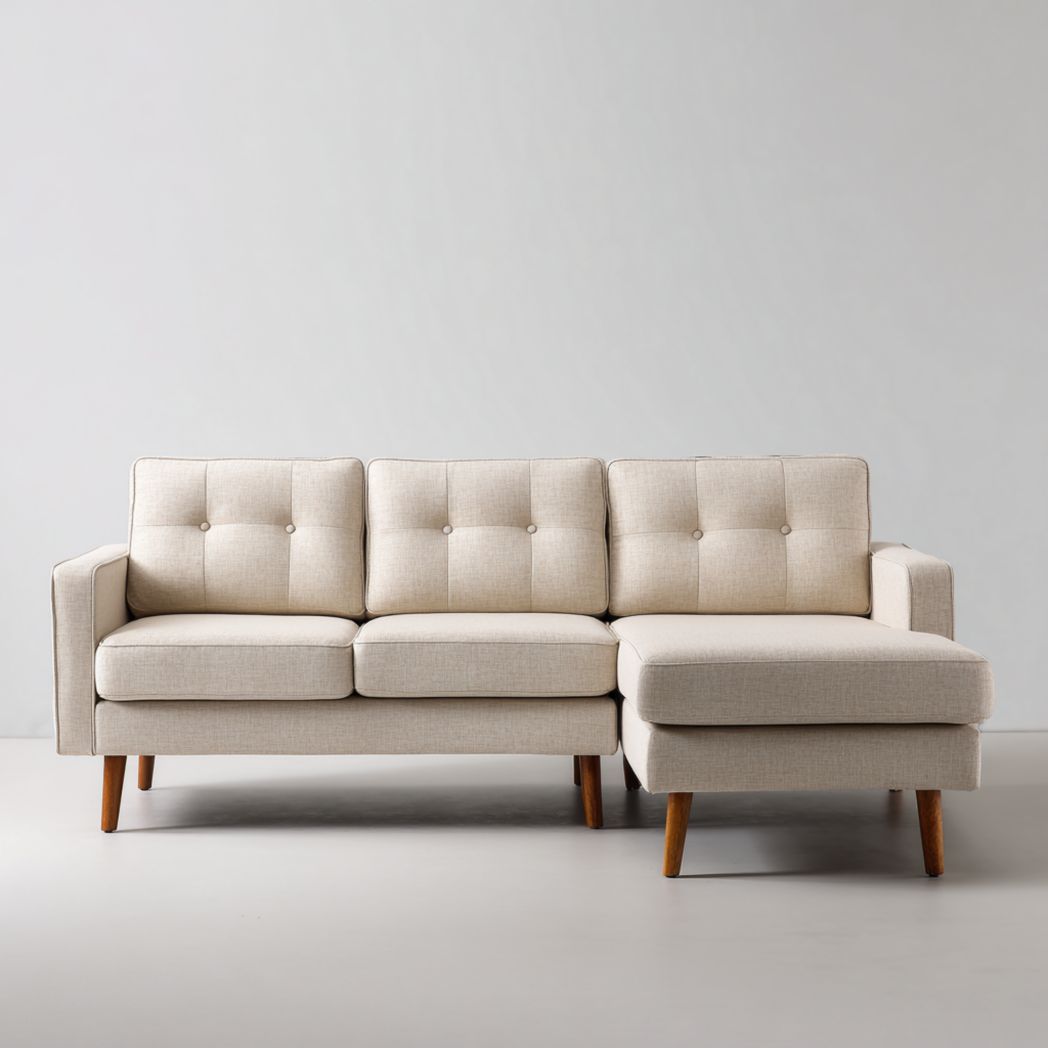 Canapé d'angle en tissu beige, méridienne à droite, pieds en chêne clair