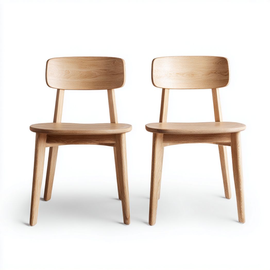 Chaises de salle à manger en bois massif marron clair (deux)