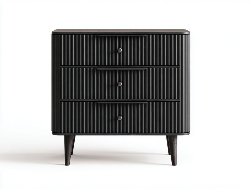 Commode en bois noir avec trois tiroirs et rainures verticales sur le devant