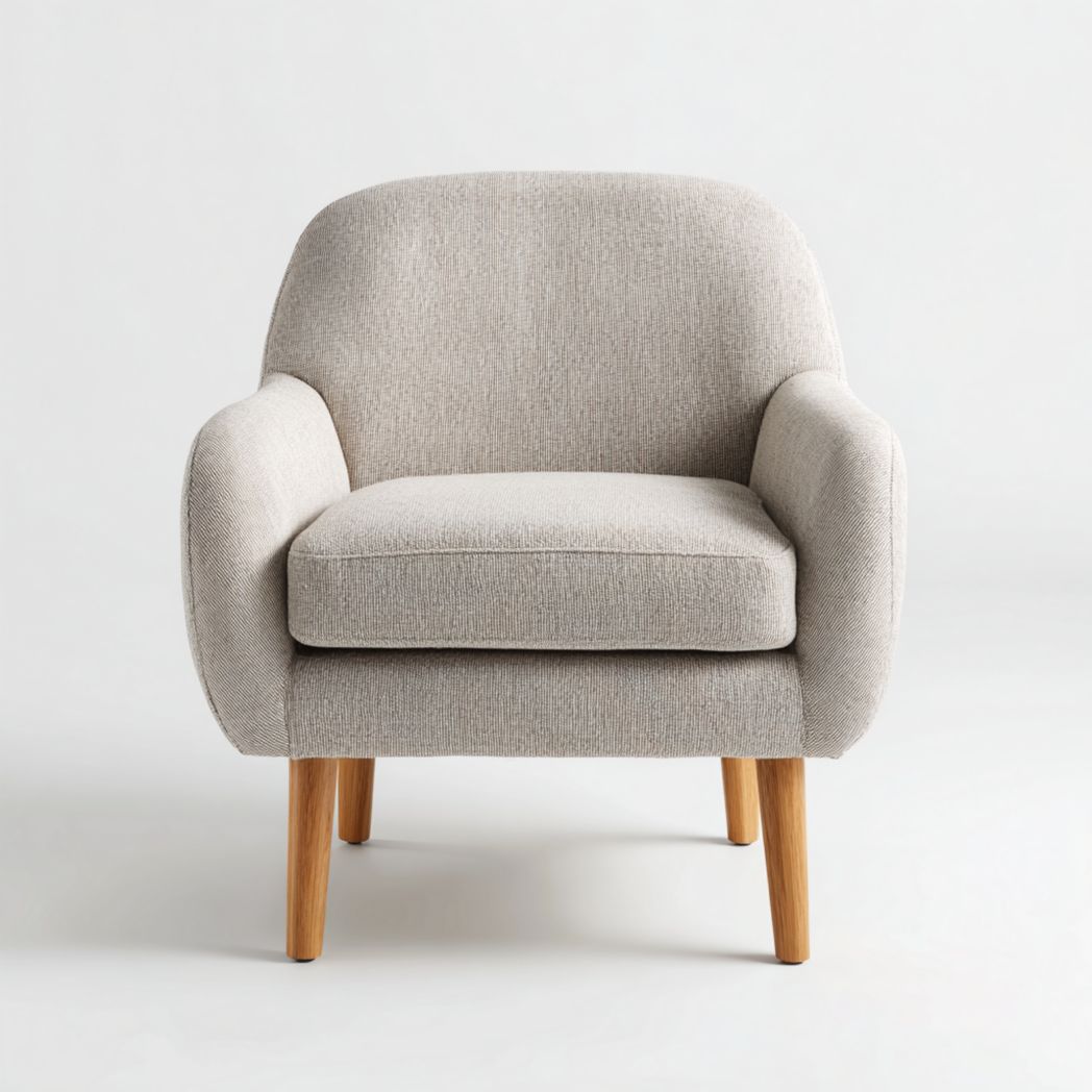 Le fauteuil est recouvert de polyester beige avec des pieds en bois.