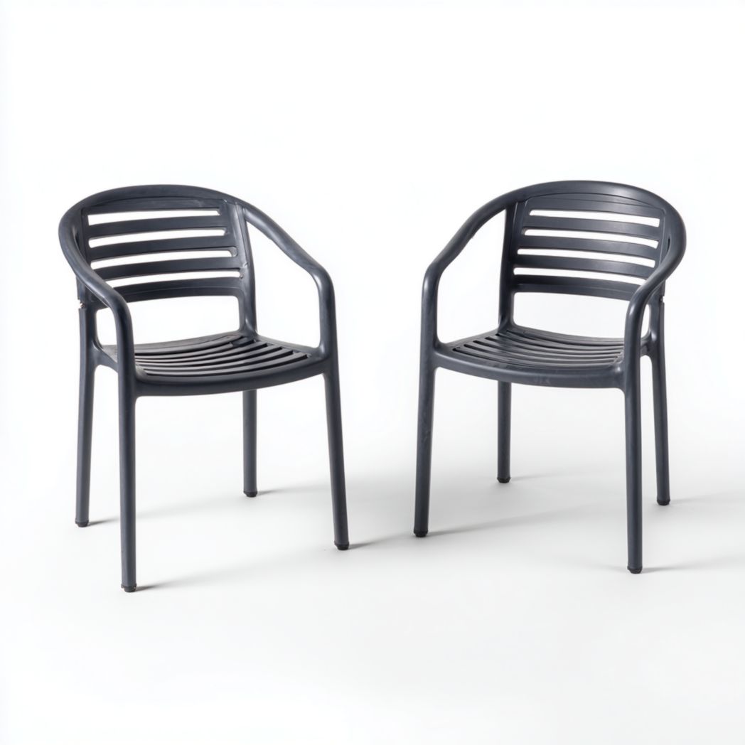 Deux chaises de jardin à lattes en plastique gris foncé avec accoudoirs