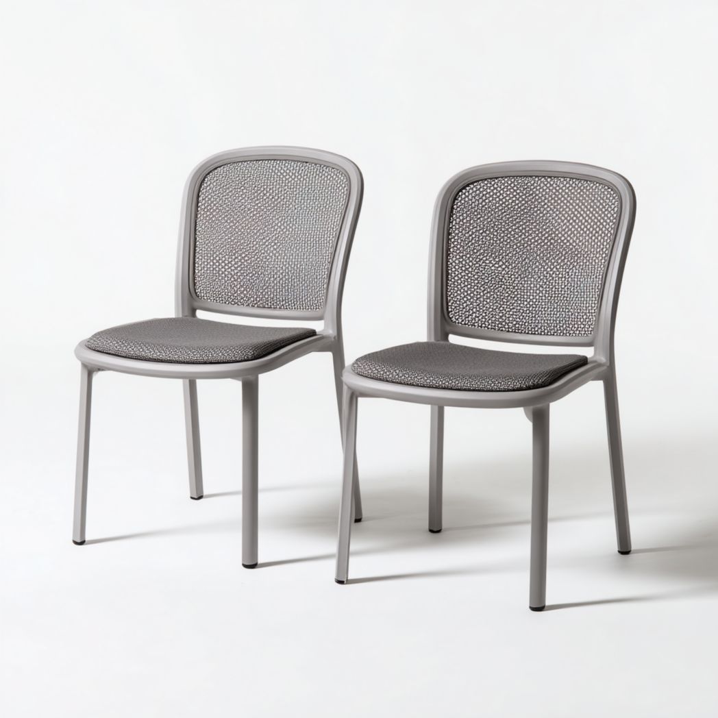 Ensemble de deux chaises de jardin en résine grise avec dossiers tressés et assises rembourrées