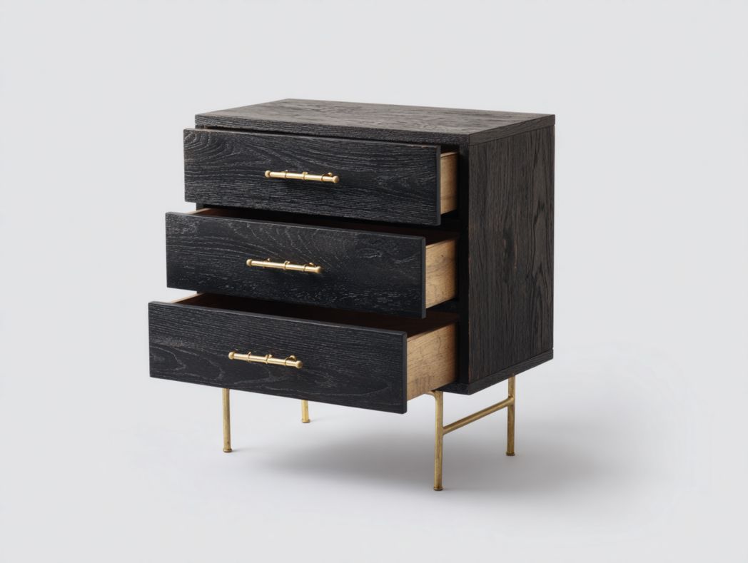 Commode en bois noir à trois tiroirs, pieds et poignées en métal doré