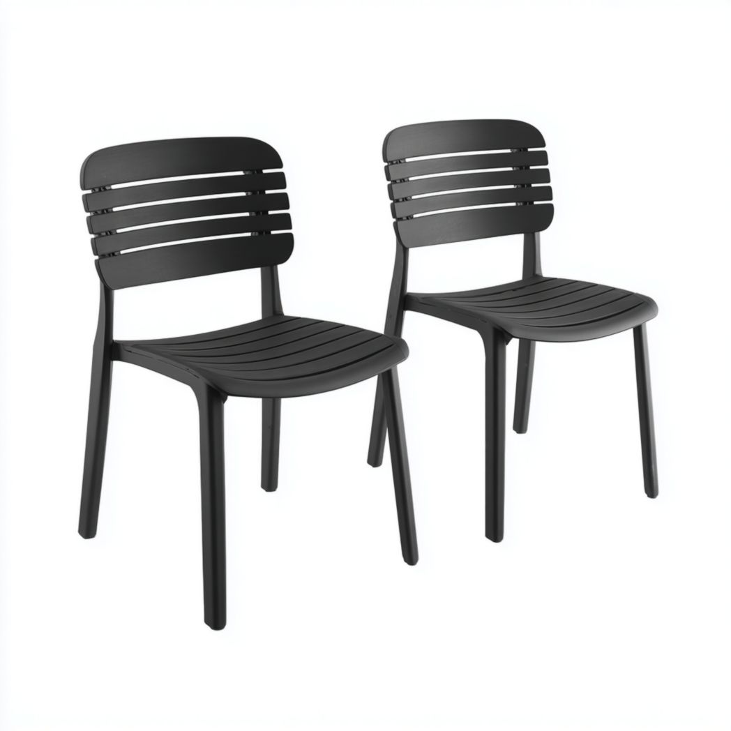 Deux chaises de jardin en plastique noir avec dossiers ajourés