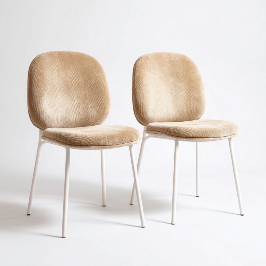 Deux chaises de salle à manger en velours côtelé beige clair avec pieds en métal blanc