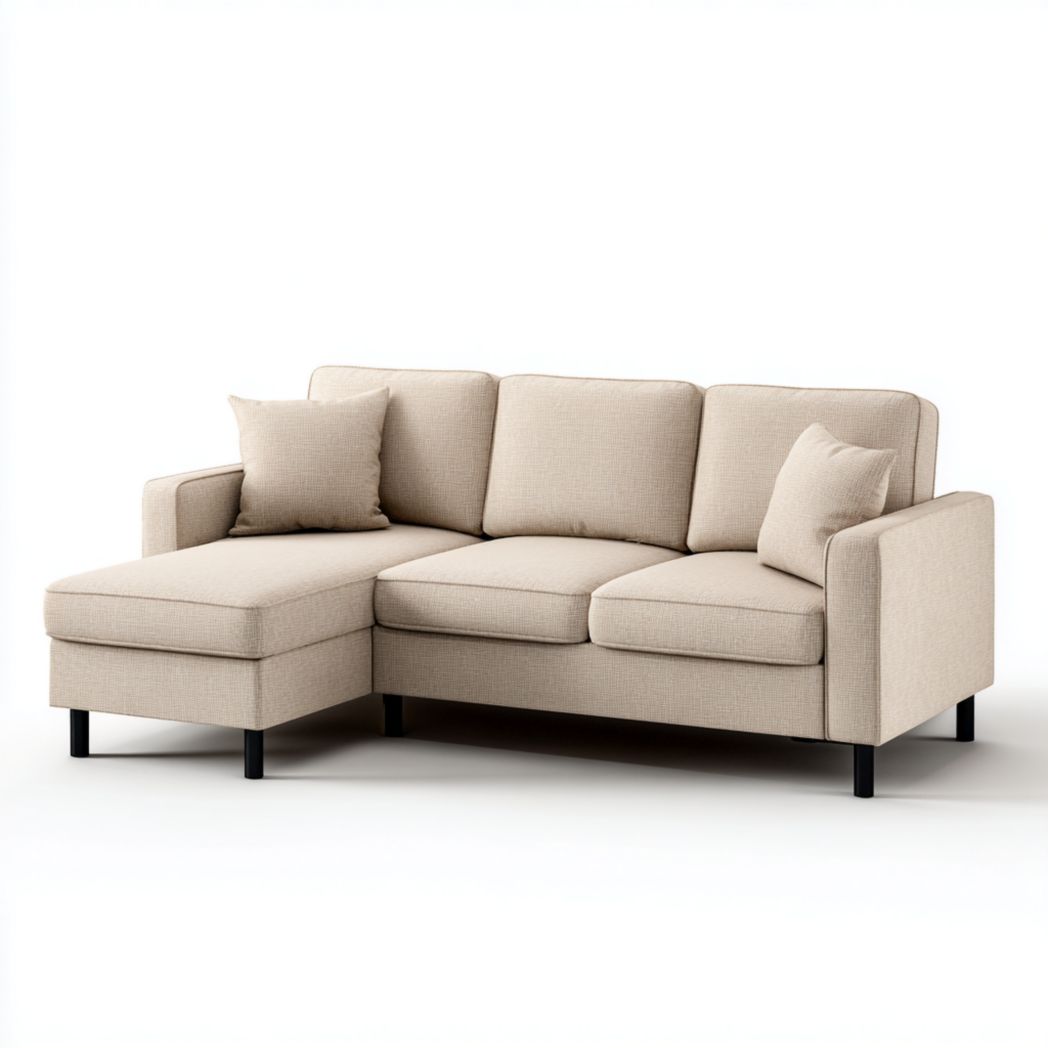 Canapé d'angle en tissu beige avec pieds noirs et deux coussins