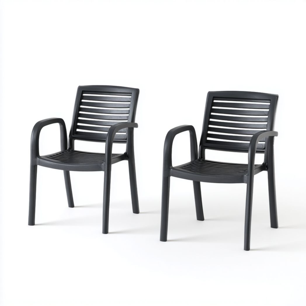 Deux chaises de jardin en plastique noir avec dossier à lattes