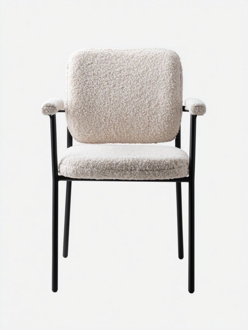 La chaise est dotée d'accoudoirs bouclés beiges et de pieds en métal noir