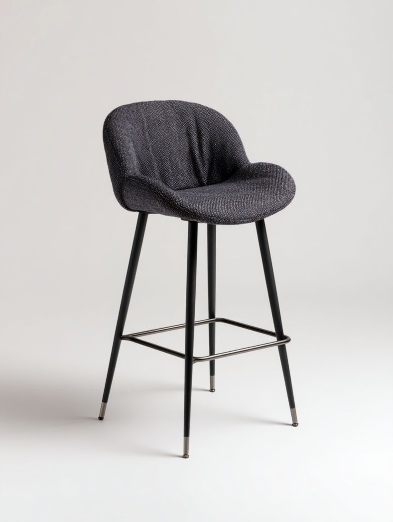 Tabouret de bar en tissu gris foncé avec cadre noir et repose-pieds gris argenté