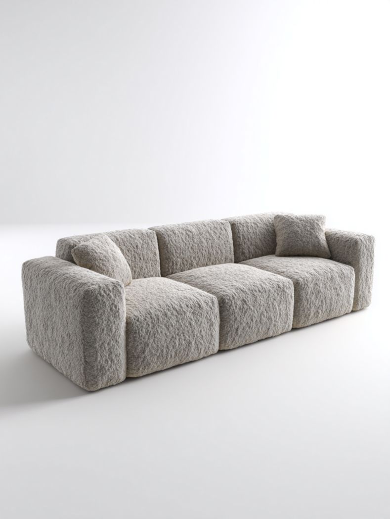 Canapé trois places en tissu beige avec coussins carrés