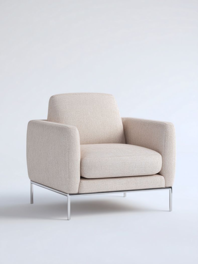 Le fauteuil est doté d'accoudoirs en tissu beige et d'une structure en métal argenté, avec coussins et siège.