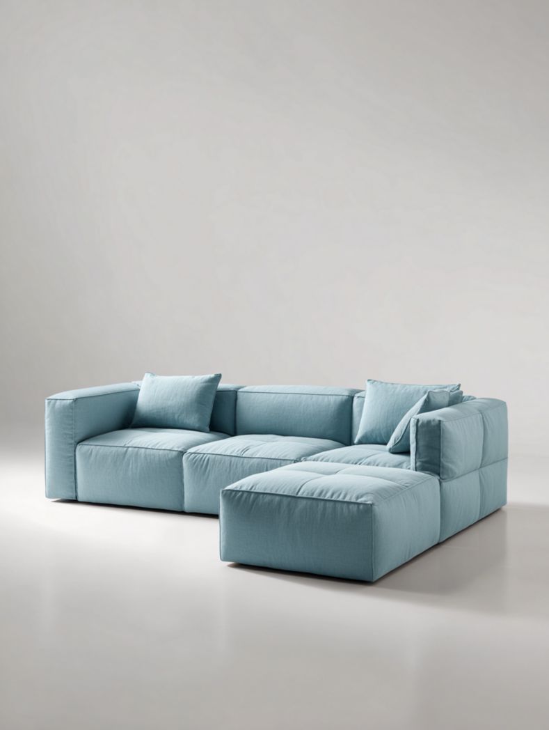 Canapé d'angle en tissu bleu clair avec trois coussins rectangulaires et rembourrage en mousse haute densité