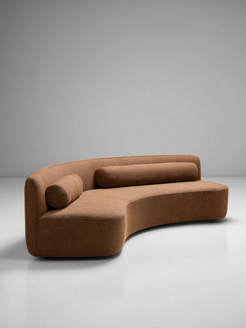 Canapé courbé en tissu marron avec deux coussins cylindriques et rembourrage en mousse haute densité