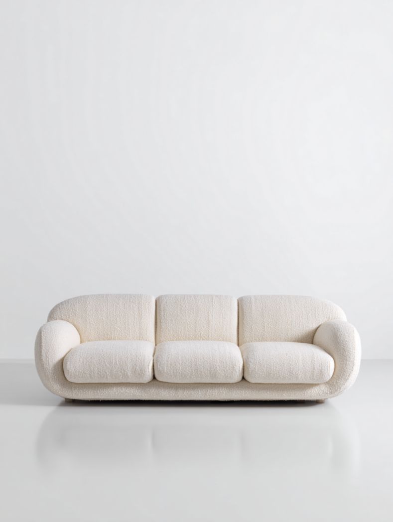 Canapé trois places en tissu blanc cassé avec coins arrondis