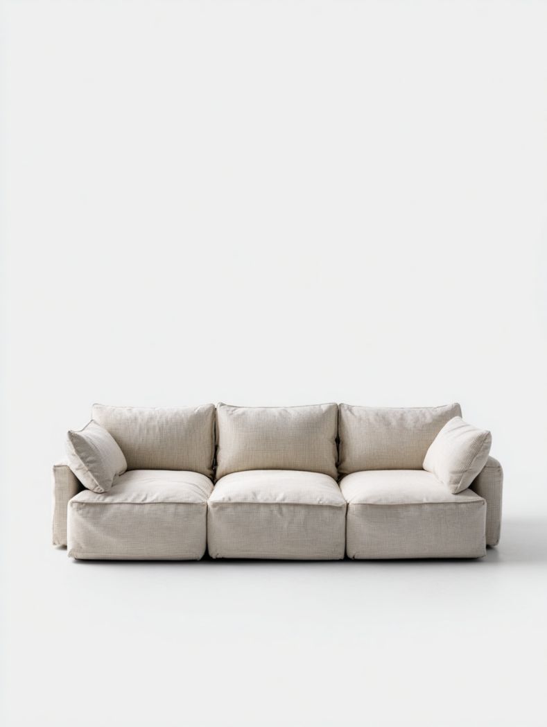 Canapé trois places en tissu beige avec deux coussins rectangulaires