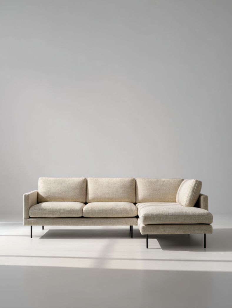 Canapé d'angle en tissu beige avec coussins d'assise rectangulaires et pieds en métal noir