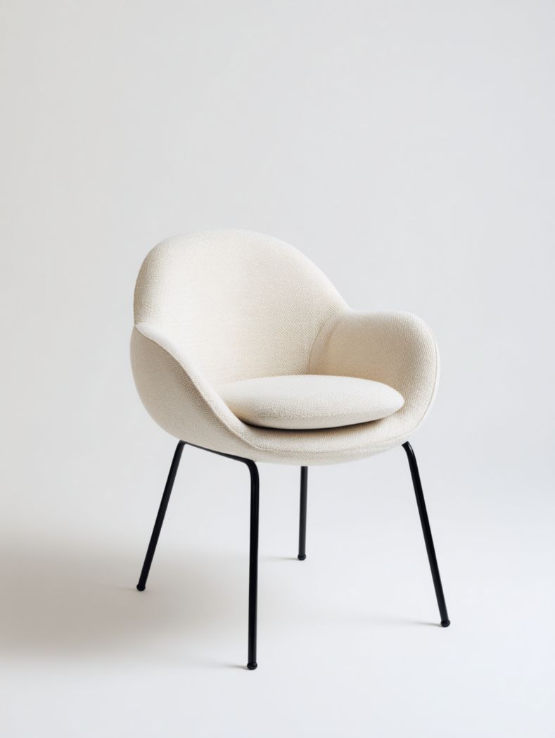 La chaise est dotée d'accoudoirs en tissu beige et de pieds en métal noir