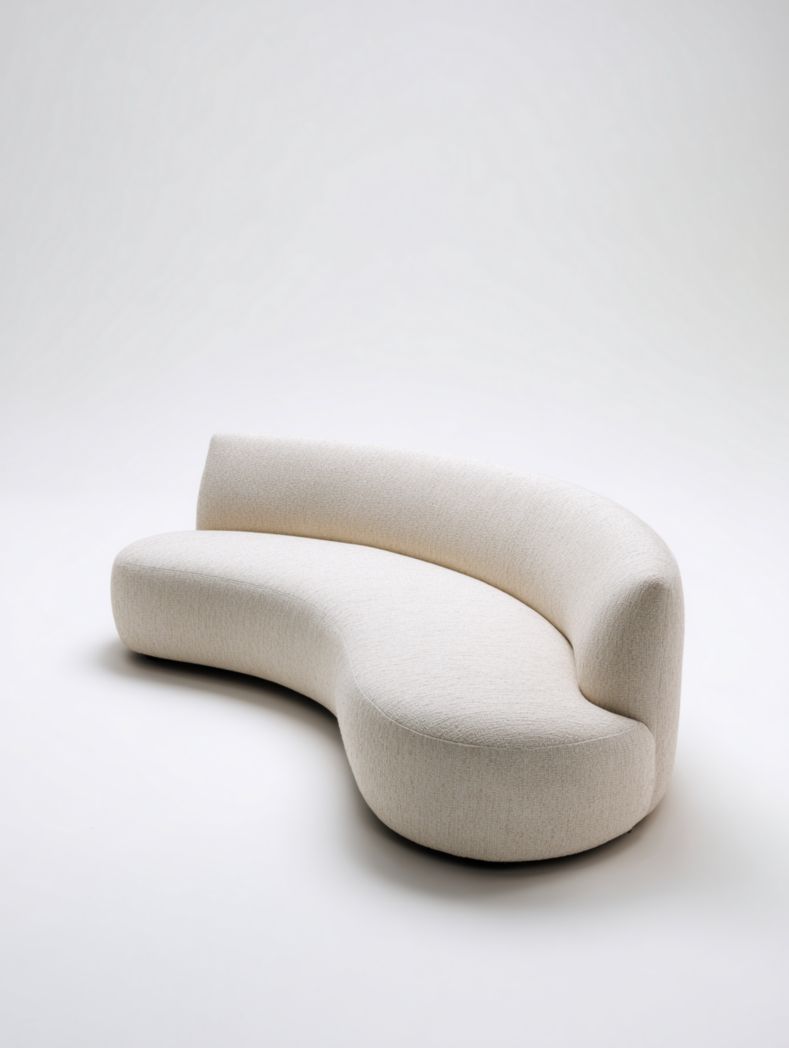 Canapé trois places courbé en tissu blanc cassé