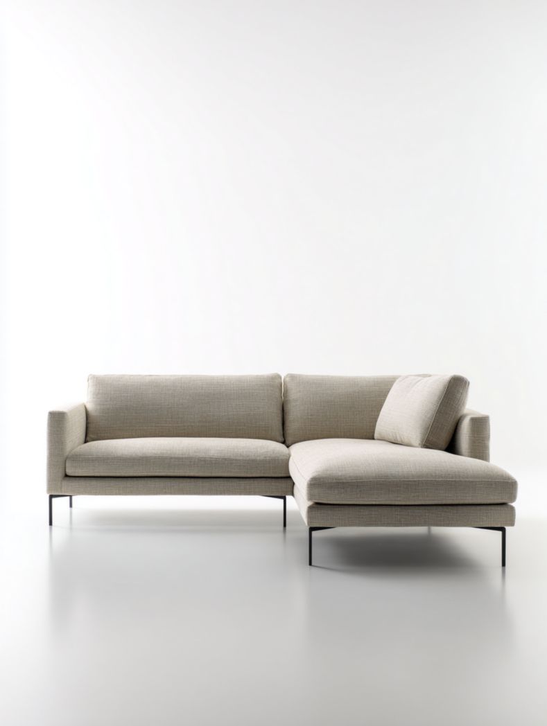 Canapé d'angle en tissu beige avec coussins d'assise rectangulaires et pieds en métal noir