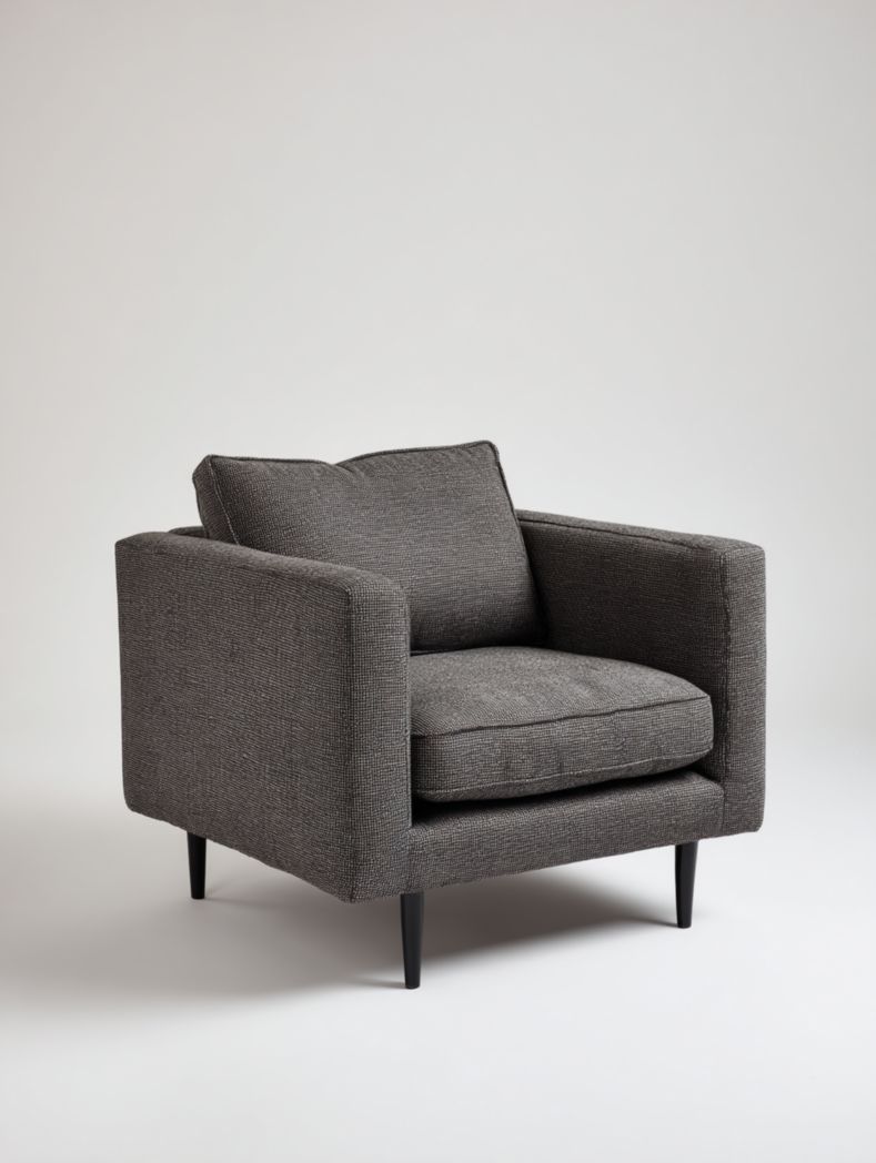 Grand fauteuil de salon moderne en tissu gris foncé avec coussins d'assise rectangulaires