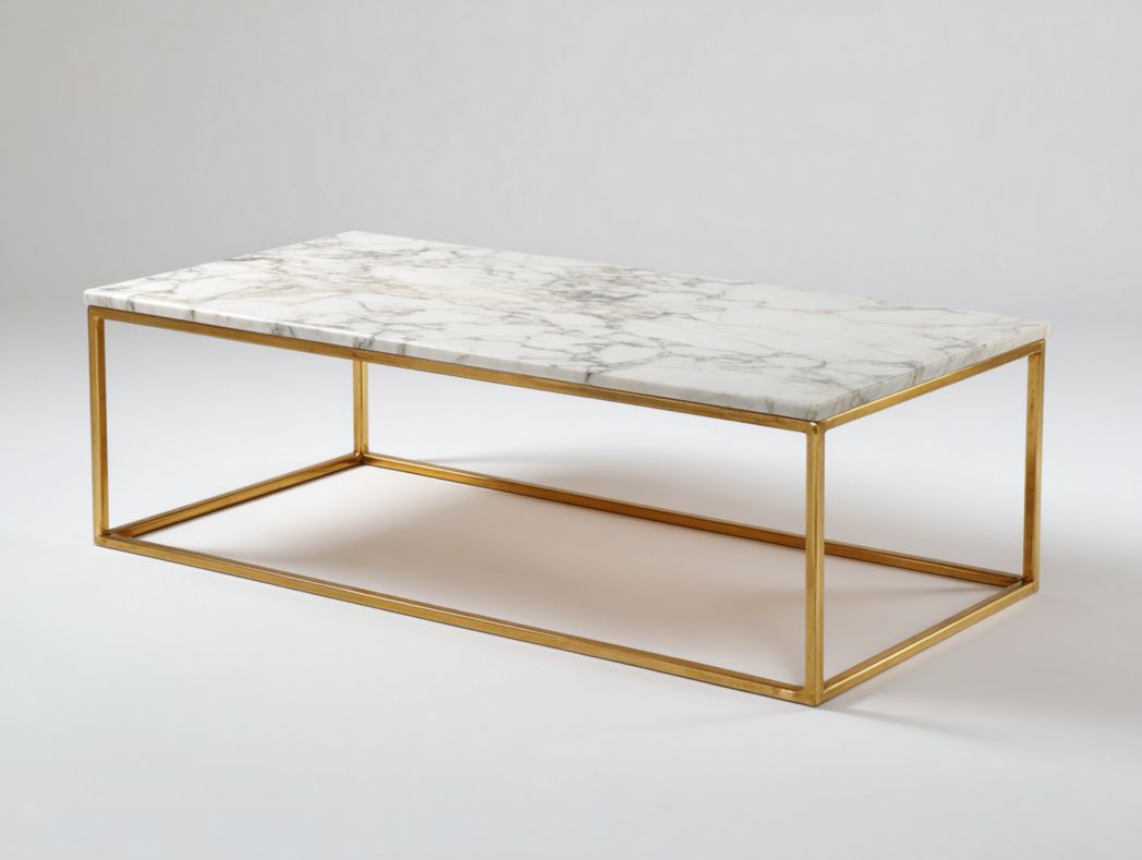 Table basse rectangulaire en marbre blanc avec structure en métal doré