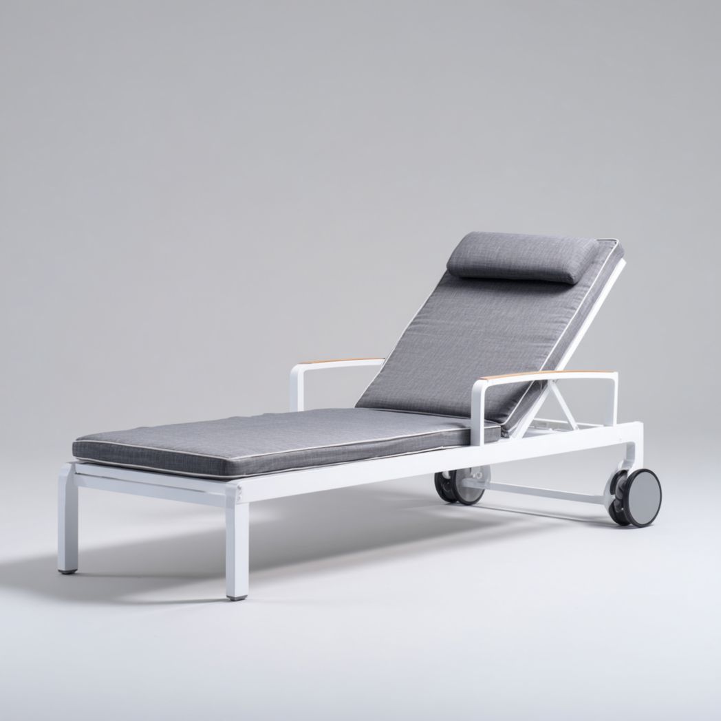 Bain de soleil réglable en aluminium blanc avec coussin gris et appui-tête, roulettes incluses
