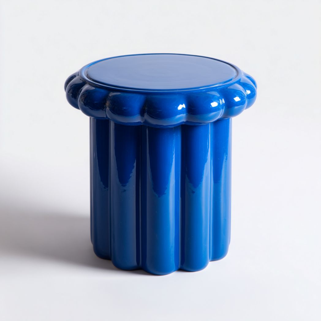 Table d’appoint ronde à bords ondulés bleue