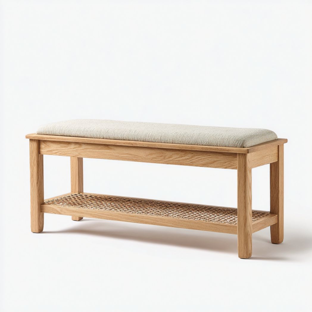 Banc en bois massif brun clair avec assise en tissu et rangement en rotin