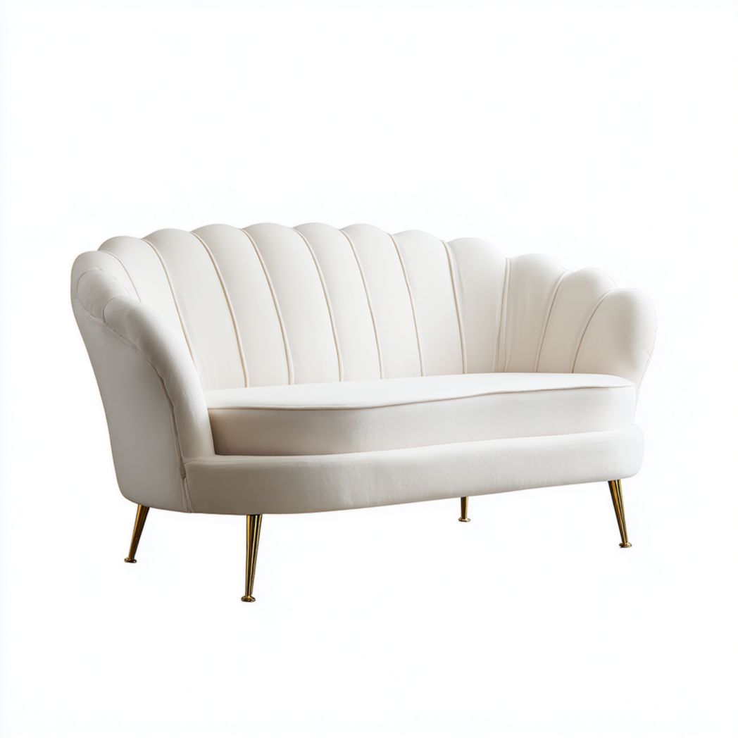 Canapé 2 places en velours blanc à dossier coquillage, pieds métalliques dorés