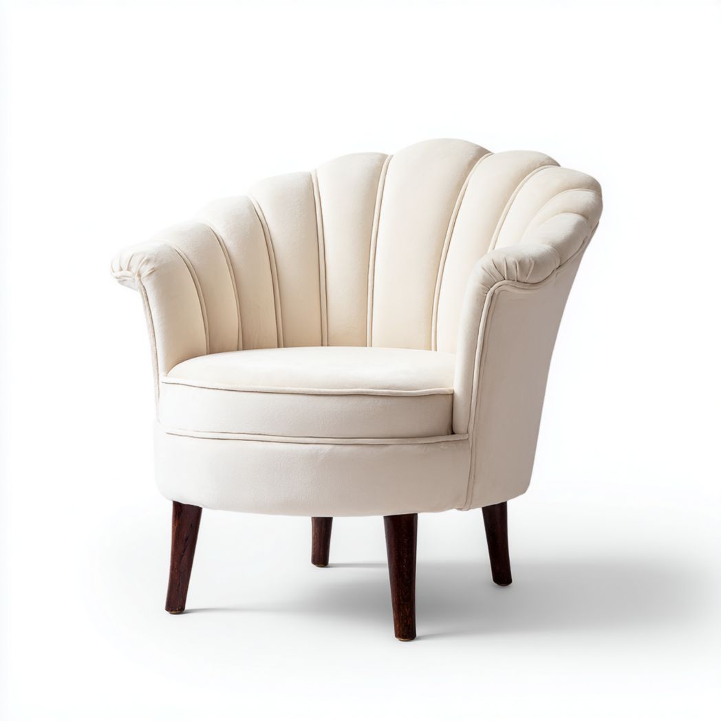 Fauteuil coquillage en velours blanc cassé avec pieds en bois massif