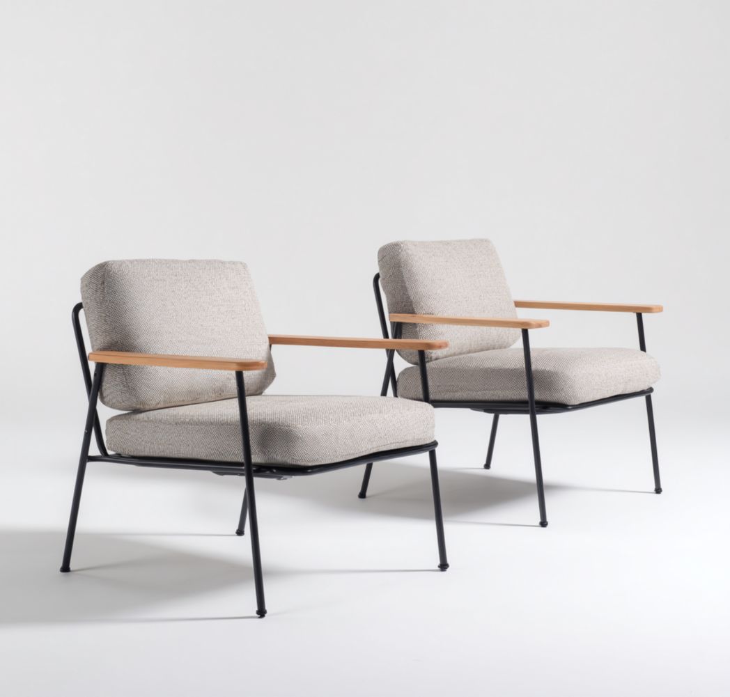 Lot de 2 chaises de jardin avec coussins beige et structure métallique noire