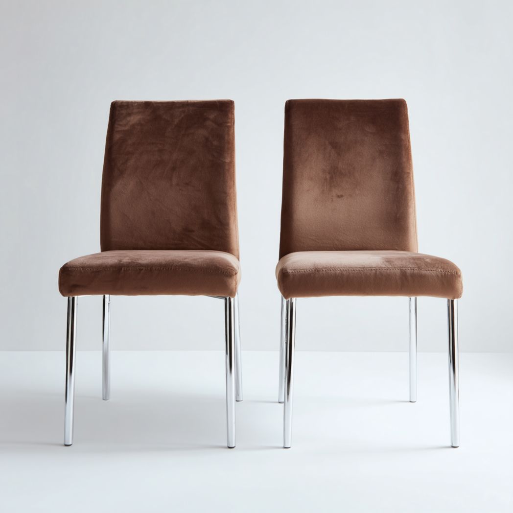 Lot de deux chaises de salle à manger en tissu velours marron avec pieds métalliques argentés