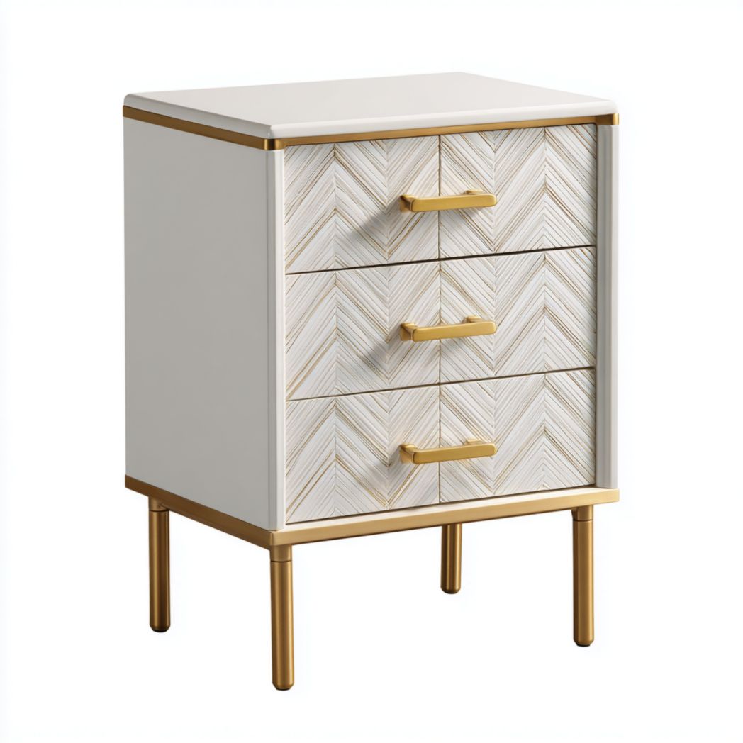 Table de chevet blanche à trois tiroirs avec détails dorés et façade à motif chevrons