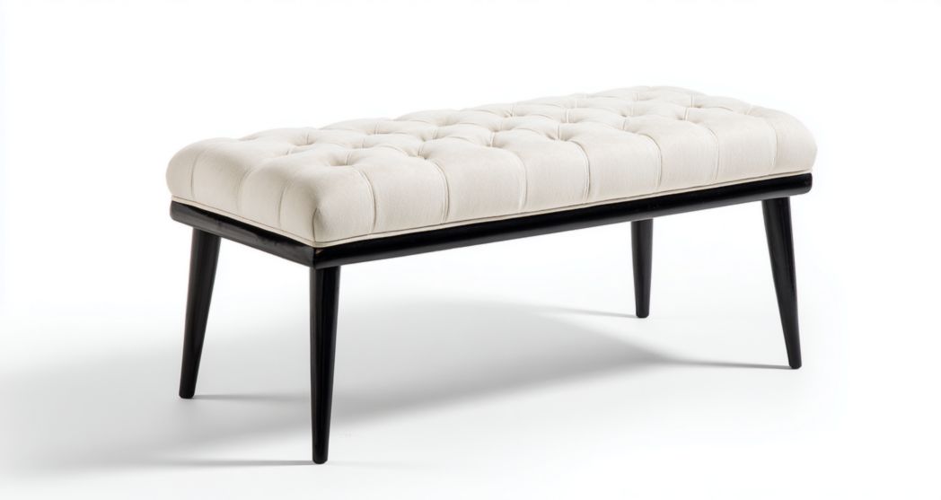Banc en velours beige clair avec pieds en bois noir