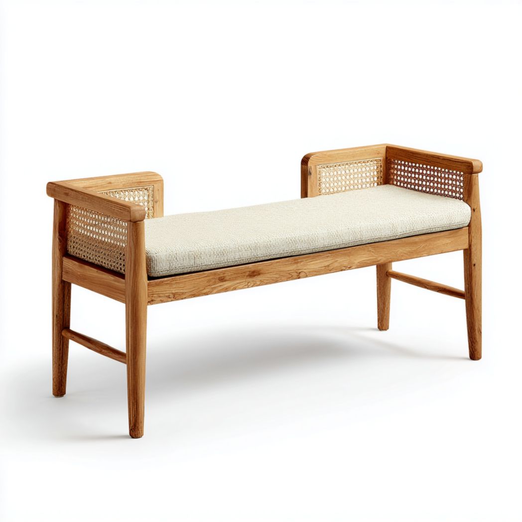 Banc en bois clair avec assise en tissu beige et dossier en rotin