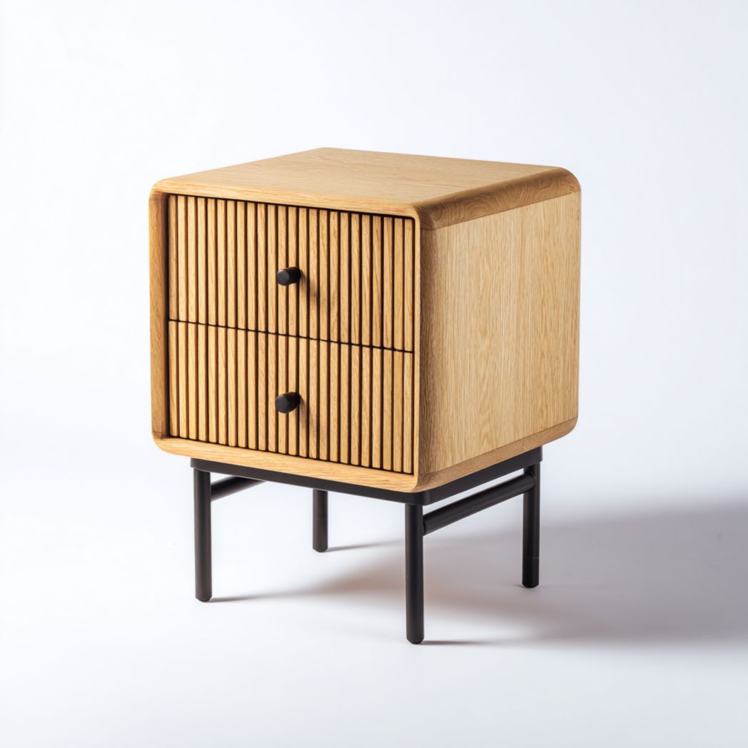 Table de chevet à deux tiroirs en bois brun clair avec coins arrondis et pieds en métal noir