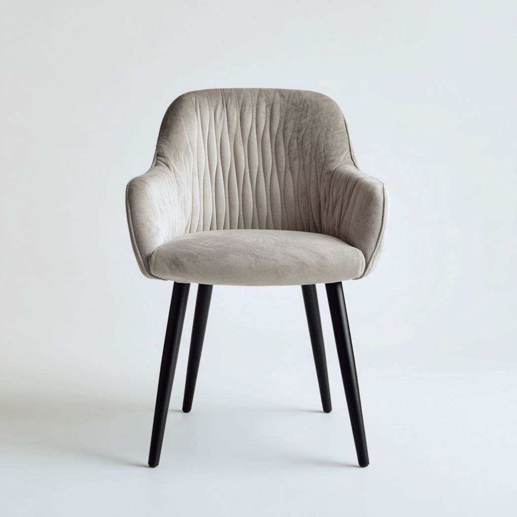 Chaise à manger avec accoudoirs en velours gris clair et pieds en métal noir