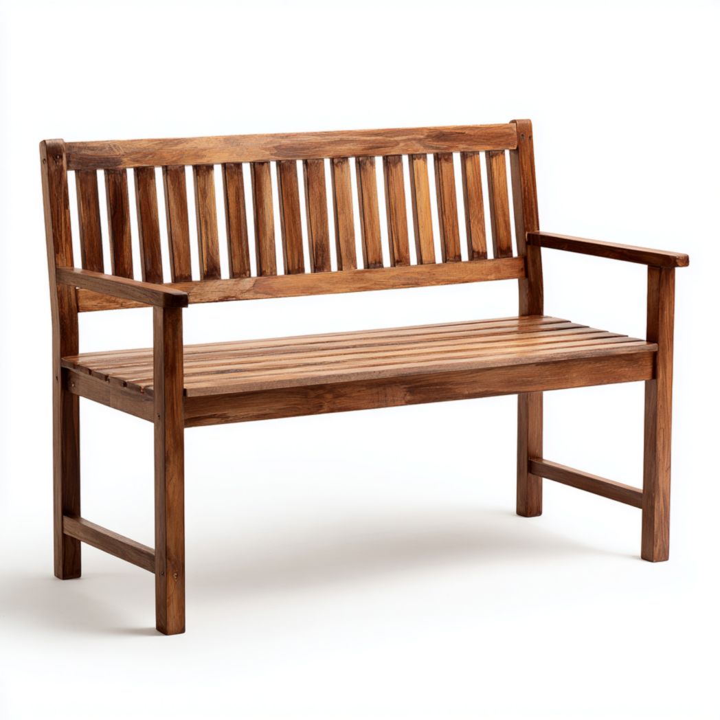 Banc de jardin en bois brun, dossier à lattes verticales et accoudoirs droits