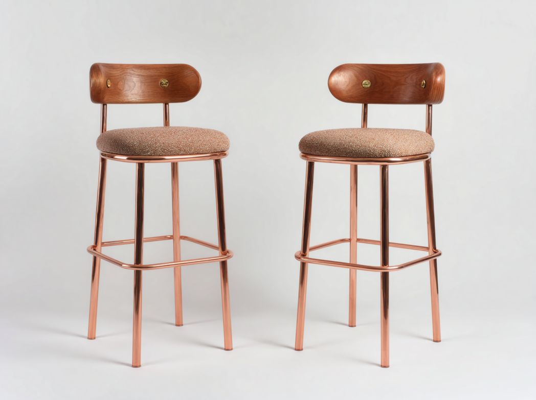 Lot de 2 tabourets de bar avec dossier en bois brun et structure en métal cuivré