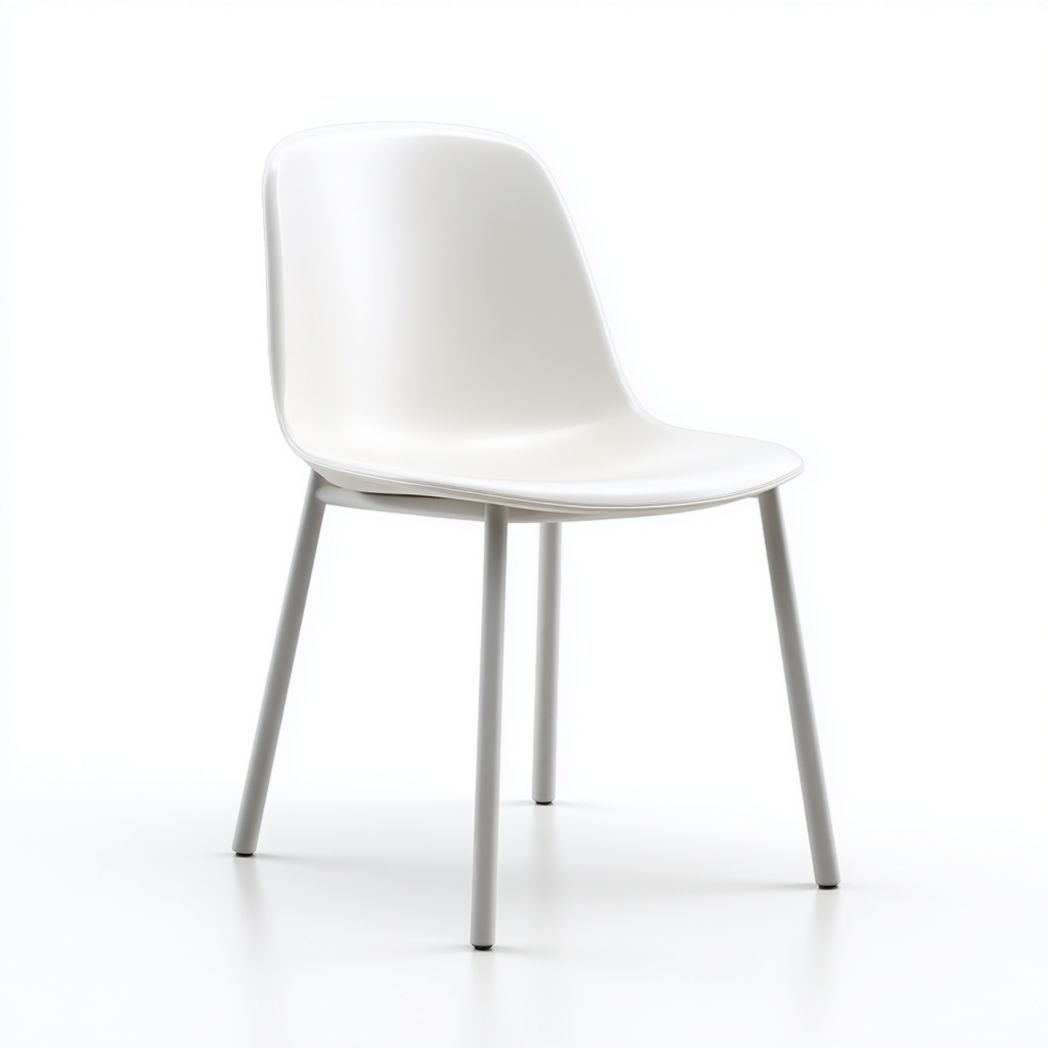 Chaise en plastique blanche avec pieds en métal gris clair