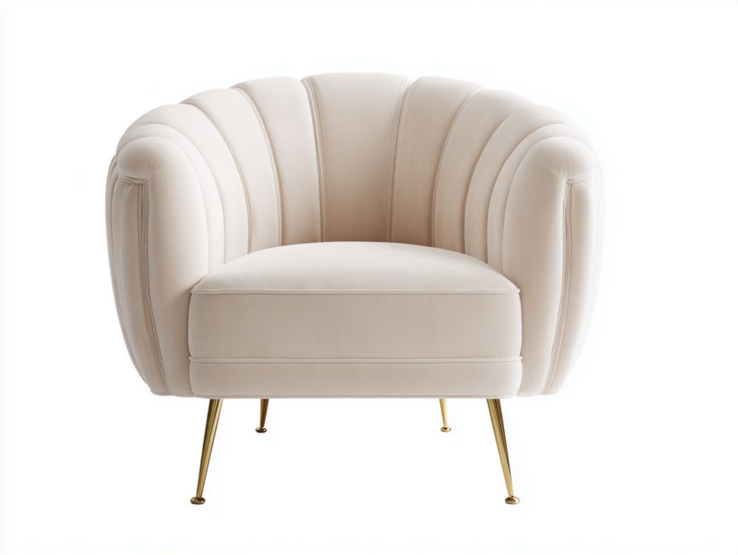 Fauteuil en velours blanc cassé avec dossier en éventail et pieds en métal doré