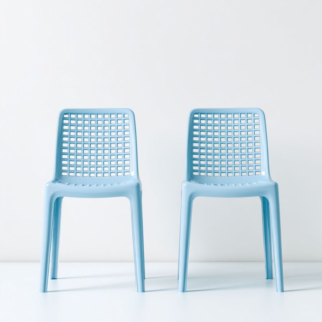 Lot de 2 chaises en plastique bleu clair à dossier ajouré