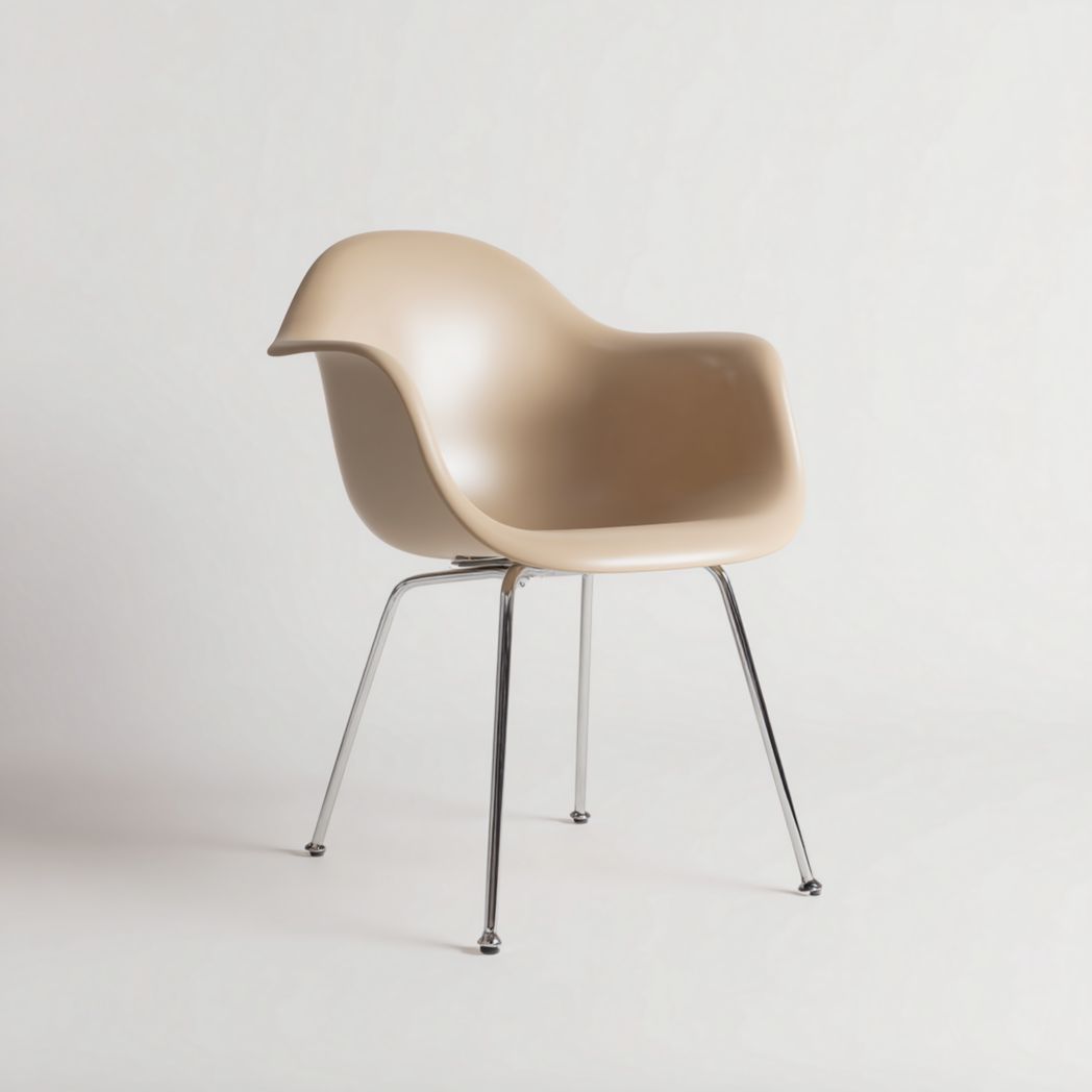 Chaise en plastique beige avec dossier et accoudoirs, pieds métalliques argentés